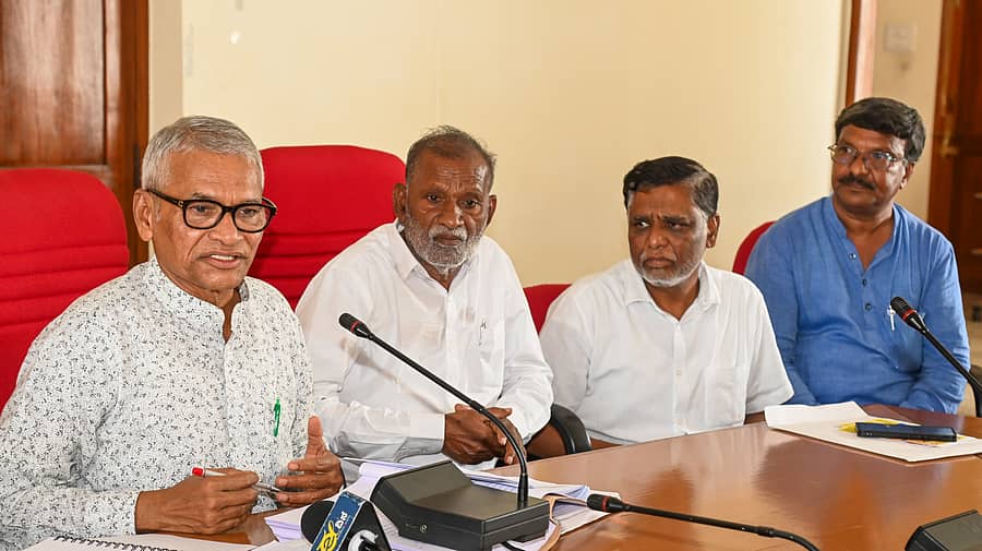 ಬೆಂಗಳೂರಿನ ಶಾಸಕರ ಭವನದಲ್ಲಿ ಸಾಮಾಜಿಕ ನ್ಯಾಯಕ್ಕಾಗಿ ಪರಿಶಿಷ್ಟ ಜಾತಿಗಳ ಒಕ್ಕೂಟ ಆಯೋಜಿಸಿದ್ದ ದುಂಡು ಮೇಜಿನ ಸಭೆಯಲ್ಲಿ ರವಿವರ್ಮ ಕುಮಾರ್  ಮಾತನಾಡಿದರು. ಮುಖಂಡರಾದ ಎನ್. ವೆಂಕಟೇಶ್, ಬಸವರಾಜ್ ಕೌತಾಳ್, ಮಾವಳ್ಳಿ ಶಂಕರ್ ಪಾಲ್ಗೊಂಡಿದ್ದರು - ಪ್ರಜಾವಾಣಿ ಚಿತ್ರ