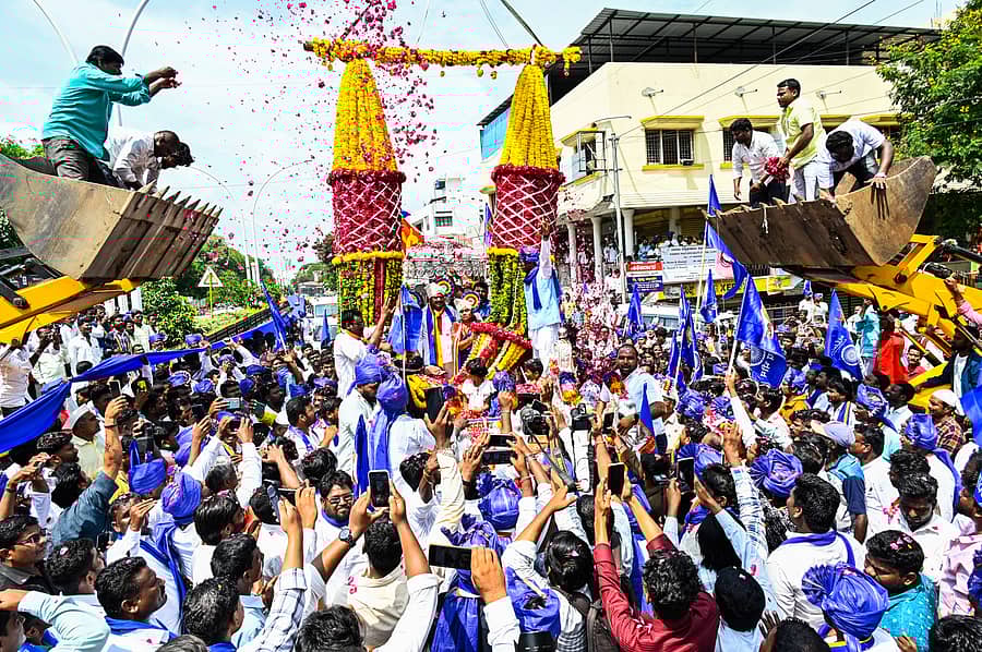 ಕಲಬುರಗಿಯಲ್ಲಿ ಶನಿವಾರ ನಡೆದ ಜಿಲ್ಲಾ ಪ್ರಥಮ ದಲಿತ ಚಳವಳಿ ಸಾಹಿತ್ಯ ಸಮ್ಮೇಳನದ ಅಧ್ಯಕ್ಷ ಮೆರವಣಿಗೆಯಲ್ಲಿ ಡಿ.ಜಿ.ಸಾಗರ ಅವರಿಗೆ ಅಭಿಮಾನಿಗಳು ಕ್ರೇನ್ ಮೂಲಕ ಬೃಹತ್ ಹಾರಹಾಕಿದರು -ಪ್ರಜಾವಾಣಿ ಚಿತ್ರ