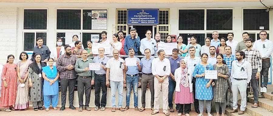 ತುಮಕೂರು ಜಿಲ್ಲಾ ಆಸ್ಪತ್ರೆಯಲ್ಲಿ ಶನಿವಾರ ಕೋಲ್ಕತ್ತದ ವೈದ್ಯಕೀಯ ವಿದ್ಯಾರ್ಥಿನಿ ಕೊಲೆ ಖಂಡಿಸಿ ಭಾರತೀಯ ವೈದ್ಯಕೀಯ ಸಂಘದಿಂದ ಪ್ರತಿಭಟನೆ ನಡೆಯಿತು. ವೈದ್ಯರು, ಆಸ್ಪತ್ರೆ ಸಿಬ್ಬಂದಿ ಭಾಗವಹಿಸಿದ್ದರು