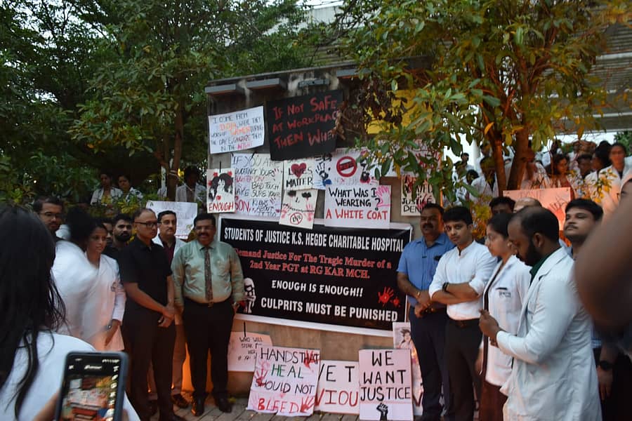 ದೇರಳಕಟ್ಟೆಯ ಕೆ.ಎಸ್‌ ಹೆಗ್ಡೆ ಆಸ್ಪತ್ರೆ ಎದುರುಗಡೆ ವಿದ್ಯಾರ್ಥಿಗಳಿಂದ ಮೌನ ಪ್ರತಿಭಟನೆ ನಡೆಯಿತು.