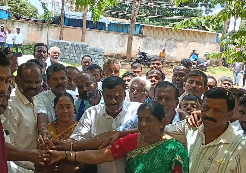 ಚೇಳೂರು ಸರ್ಕಾರಿ ಪದವಿ ಪೂರ್ವ ಕಾಲೇಜು ಆವರಣದಲ್ಲಿ ಹೆಚ್ಚುವರಿ ಕೊಠಡಿಗಳಿಗೆ ಭೂಮಿ ಪೂಜೆ ಸಲ್ಲಿಸಿದ ಶಾಸಕರ ಎಸ್.ಆರ್ ಶ್ರೀನಿವಾಸ್ 