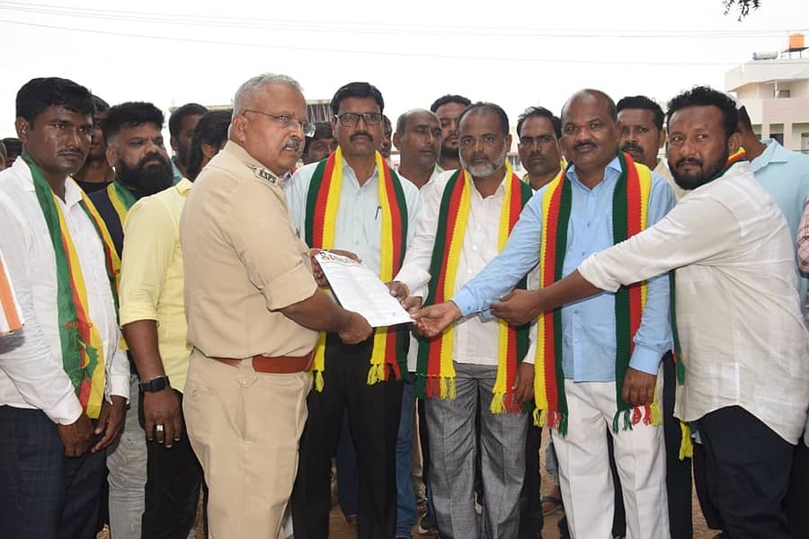 ಗದಗ ನಗರದಲ್ಲಿ ಜಯ ಕರ್ನಾಟಕ ಸಂಘಟನೆ ಸದಸ್ಯರು ಹೆಚ್ಚುವರಿ ಜಿಲ್ಲಾ ಪೊಲೀಸ್ ವರಿಷ್ಠಾಧಿಕಾರಿ ಎಂ.ಬಿ.ಸಂಕದ ಅವರ ಮೂಲಕ ಗೃಹ ಸಚಿವರಿಗೆ ಮನವಿ ಸಲ್ಲಿಸಿದರು