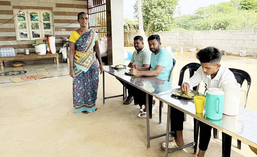 ಮಧುಗಿರಿ ತಾಲ್ಲೂಕಿನ ನಿಟ್ರಹಳ್ಳಿ ಗ್ರಾಮದ ‘ಪದ್ಮಕ್ಕ ಹೋಟೆಲ್’ನಲ್ಲಿ ತಿಂಡಿ ಸೇವಿಸುತ್ತಿರುವ ಸಾರ್ವಜನಿಕರು