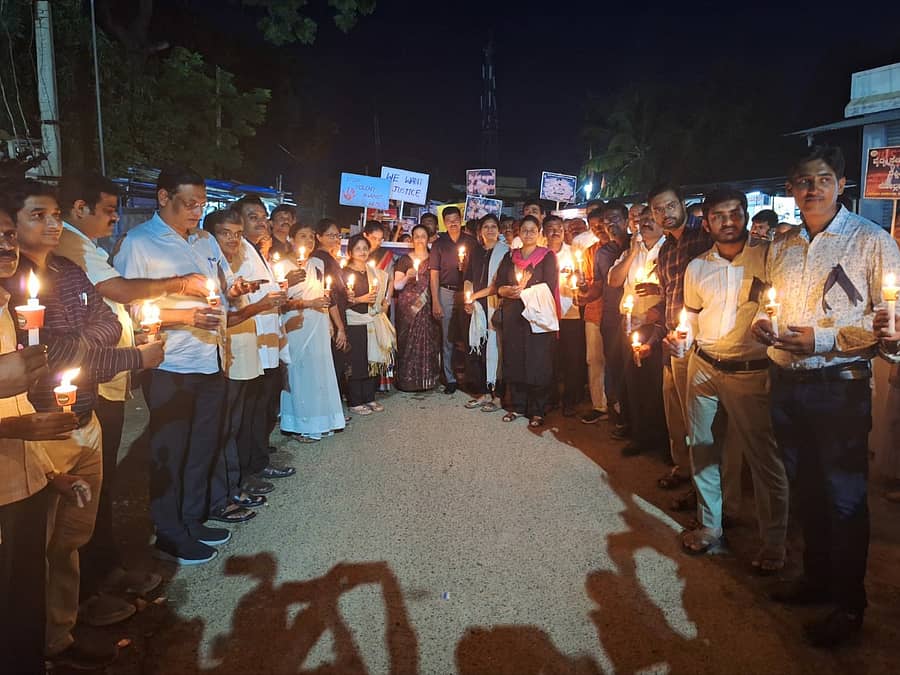 ಲಿಂಗಸುಗೂರಿನಲ್ಲಿ ವಿವಿಧ ಸಂಘಟನೆಗಳ ನೇತೃತ್ವದಲ್ಲಿ ಪ್ರತಿಭಟನೆ ನಡೆಸಲಾಯಿತು