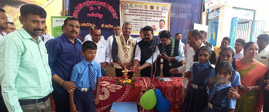 ರಾಣೆಬೆನ್ನೂರಿನ ಸರ್ಕಾರಿ ಹಿರಿಯ ಪ್ರಾಥಮಿಕ ಶಾಲೆ ನಂ.7ರಲ್ಲಿ ತಾಲ್ಲೂಕಿನ 100 ಸರ್ಕಾರಿ ಶಾಲೆಗಳಲ್ಲಿ 100 ಡಿಜಿಟಲ್ ಸ್ಮಾರ್ಟ್ ಕ್ಲಾಸ್ನ್ನು ಶಾಸಕ ಪ್ರಕಾಶ ಕೋಳಿವಾಡ ಉದ್ಘಾಟಿಸಿದರು