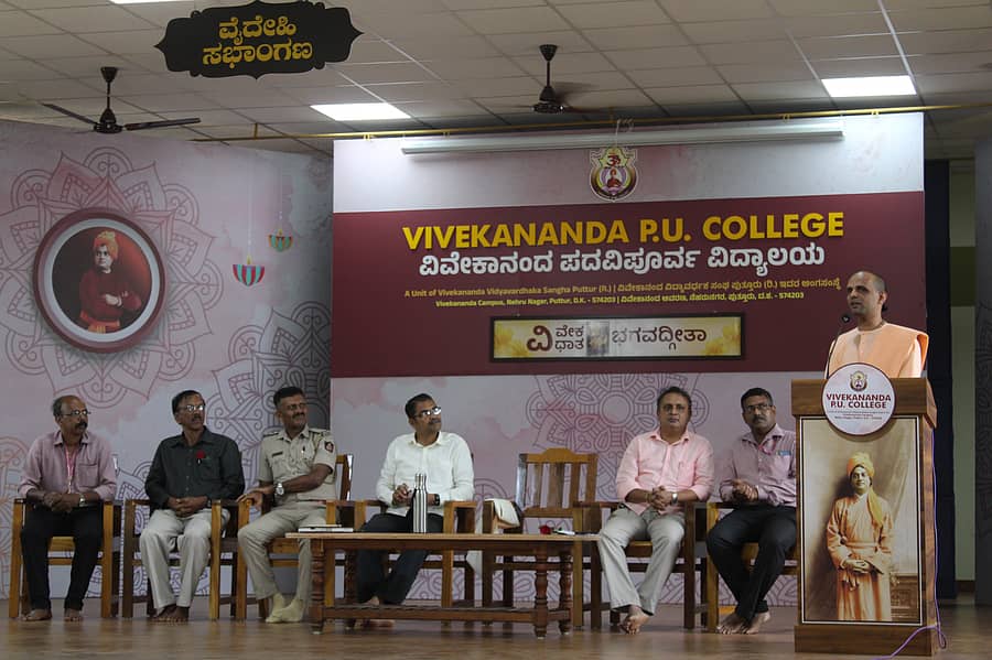 ವಿವೇಕಾನಂದ ಪಿಯು ಕಾಲೇಜಿನಲ್ಲಿ ನಡೆದ ವಿವೇಕ ವಿಧಾತ ಭಗವದ್ಗೀತಾ ಕಾರ್ಯಕ್ರಮದಲ್ಲಿ ಮಂಗಳೂರಿನ ಇಸ್ಕಾನ್ ಅಧ್ಯಕ್ಷ ಗುಣಾಕರ ರಾಮದಾಸ ಅವರು ಮಾತನಾಡಿದರು