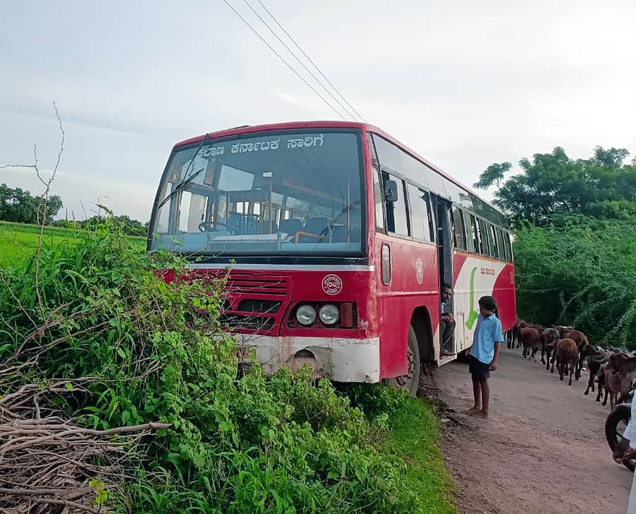 ಲಿಂಗಸುಗೂರು ತಾಲ್ಲೂಕು ತೊರಲಬೆಂಚಿ ಬಳಿ ಸಾರಿಗೆ ಬಸ್ ಸ್ಟೇರಿಂಗ್ ದೋಷದಿಂದ ಶನಿವಾರ ಗದ್ದಿಗೆ ನುಗ್ಗಿರುವುದು.