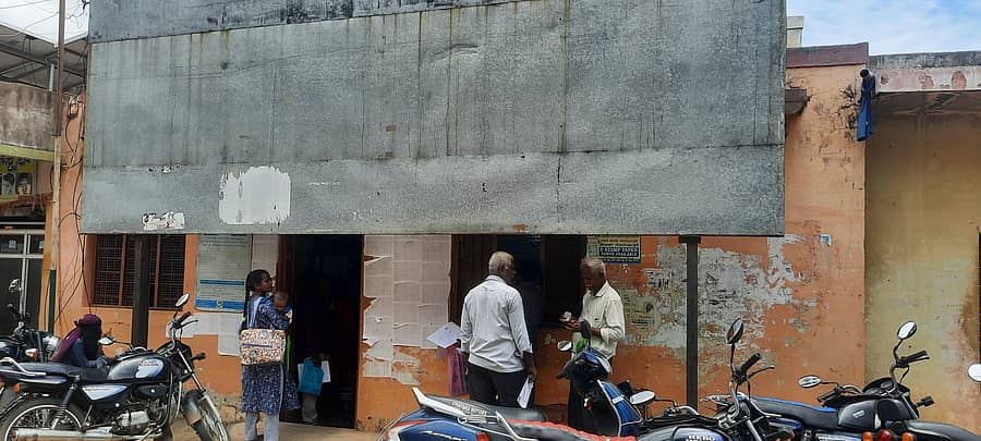 ನಾಮಫಲಕವೂ ಇಲ್ಲದ ಚಿಂತಾಮಣಿ ತಾಲ್ಲೂಕಿನ ಕೈವಾರ ಗ್ರಾಮದ ನಾಡಕಚೇರಿ