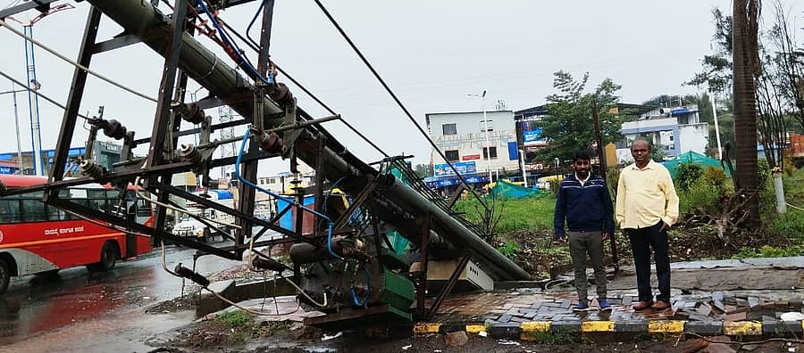 ಸತತ ಮಳೆಯಿಂದ ಬೆಳಗಾವಿ ನಗರದಲ್ಲಿ ವಿದ್ಯುತ್ ಪರಿವರ್ತಕವೊಂದು ನೆಲಕ್ಕೆ ಉರುಳಿರುವುದು