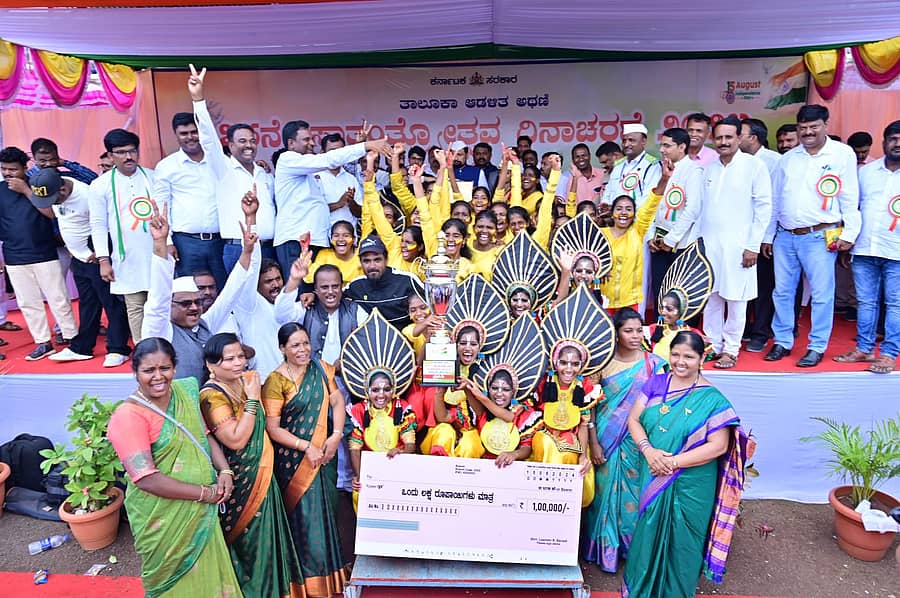 ಸ್ವಾತಂತ್ರ್ಯ ದಿನಾಚರಣೆ ಅಂಗವಾಗಿ ಅಥಣಿ ತಾಲ್ಲೂಕು ಆಡಳಿತದಿಂದ ನಡೆದ ಸಾಂಸ್ಕೃತಿಕ ಕಾರ್ಯಕ್ರಮದಲ್ಲಿ ರಡ್ಡೇರಹಟ್ಟಿ ಸರ್ಕಾರಿ ಪ್ರೌಢಶಾಲೆಯ ವಿದ್ಯಾರ್ಥಿಗಳು ಪ್ರಥಮ ಬಹುಮಾನ ಪಡೆದು ಸಂಭ್ರಮಿಸಿದರು