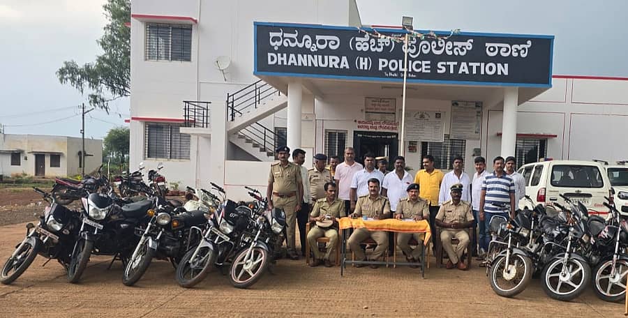 ಭಾಲ್ಕಿ ತಾಲ್ಲೂಕಿನ ಧನ್ನೂರ (ಎಚ್) ಪೊಲೀಸ್ ಠಾಣೆಯಲ್ಲಿ ಕಳ್ಳರಿಂದ ವಶಪಡಿಸಿಕೊಂಡ ಬೈಕ್‍ಗಳೊಂದಿಗೆ ಪೊಲೀಸ್ ಅಧಿಕಾರಿಗಳು