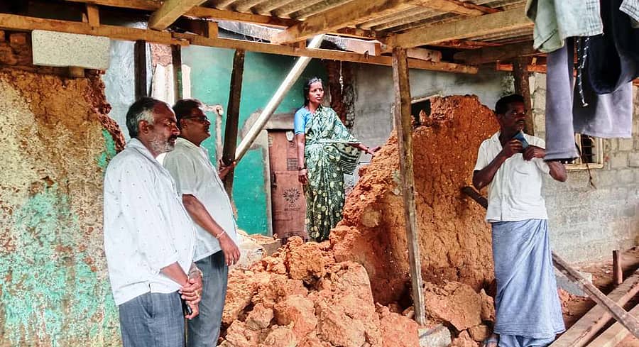 ಸಾಲಿಗ್ರಾಮ ತಾಲ್ಲೂಕಿನ ತಂದ್ರೆ ಅಂಕನಹಳ್ಳಿ ಗ್ರಾಮಕ್ಕೆ ಶನಿವಾರ ರಾತ್ರಿ ಸುರಿದ ಮಳೆಗೆ ಸುಜಾತ ಅವರ ಮನೆ ಗೋಡೆ ಕುಸಿದು ಬಿದ್ದಿದೆ