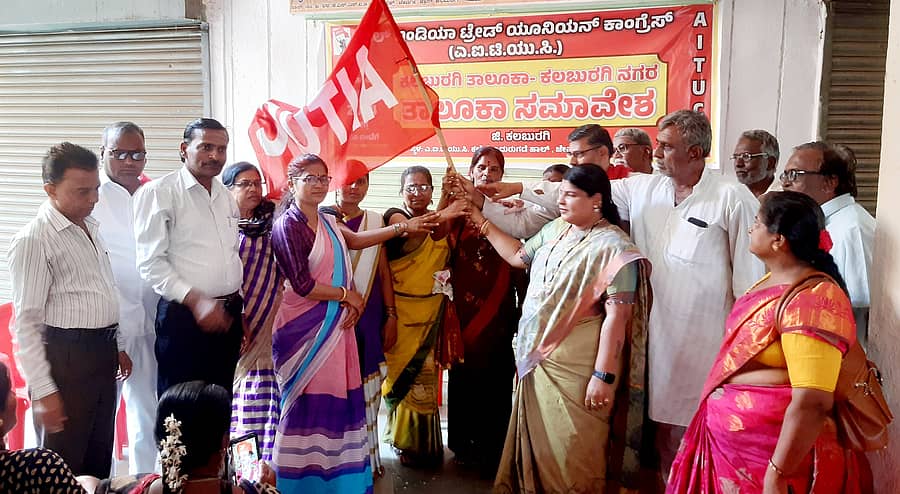 ಕಲಬುರಗಿ ನಗರದ ಎಐಟಿಯುಸಿ ಕಚೇರಿಯ ಎದುರುಗಡೆ ನಡೆದ ಆಲ್ ಇಂಡಿಯಾ ಟ್ರೇಡ್ ಯೂನಿಯನ್ ಕಾಂಗ್ರೆಸ್(ಎಐಟಿಯುಸಿ) ಕಲಬುರಗಿ ನಗರ ಹಾಗೂ ತಾಲ್ಲೂಕು ಘಟಕದ ಸಮಾವೇಶದಲ್ಲಿ ನೂತನ ಪದಾಧಿಕಾರಿಗಳಿಗೆ ಅಧಿಕಾರ ಹಸ್ತಾಂತರ ಮಾಡಲಾಯಿತು