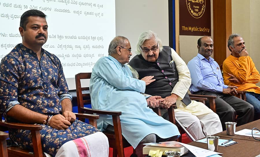 <div class="paragraphs"><p>‘ಕ್ರಾಂತಿಕಾರಿ ಸ್ವಾತಂತ್ರ್ಯ ಯೋಧರ ಪುಸ್ತಕಗಳ’ ಕುರಿತು ವಿಚಾರಸಂಕಿರಣದಲ್ಲಿ ವಿ. ನಾಗರಾಜ್ ಮತ್ತು ಸಾಹಿತಿ ಬಾಬು ಕೃಷ್ಣಮೂರ್ತಿ ಅವರು (ಎಡದಿಂದ ಎರಡು ಮತ್ತು ಮೂರನೇಯವರು) ಚರ್ಚಿಸಿದರು. (ಎಡದಿಂದ) ಚಕ್ರವರ್ತಿ ಸೂಲಿಬೆಲೆ, ಬೆಳವಾಡಿ ಮಂಜುನಾಥ್ ಮತ್ತು ಜಿ.ಬಿ. ಹರೀಶ ಭಾಗವಹಿಸಿದ್ದರು </p></div>