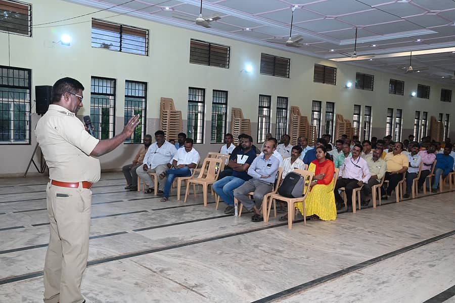 ಮಾದಕ ವಸ್ತು ಸೇವನೆ ಕುರಿತು ವಿದ್ಯಾರ್ಥಿಗಳು, ಅವರ ಪಾಲಕರಿಗೆ ಹುಬ್ಬಳ್ಳಿಯ ರಂಭಾಪುರಿ ಕಲ್ಯಾಣಮಂಟಪದಲ್ಲಿ ಭಾನುವಾರ ಜಾಗೃತಿ ಮೂಡಿಸಲಾಯಿತು