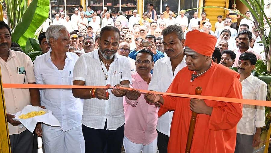 ಹುಕ್ಕೇರಿ ತಾಲ್ಲೂಕಿನ ಹೆಬ್ಬಾಳ ಗ್ರಾಮದ ಕೃಷಿ ಪತ್ತಿನ ಸಹಕಾರಿ ಸಂಘದಲ್ಲಿ ಕೀಟನಾಶಕ ಔಷಧ ಮಳಿಗೆಯನ್ನು ಬಿಡಿಸಿಸಿ ಬ್ಯಾಂಕ್ ಅಧ್ಯಕ್ಷ ರಮೇಶ್ ಕತ್ತಿ ಉದ್ಘಾಟಿಸಿದರು