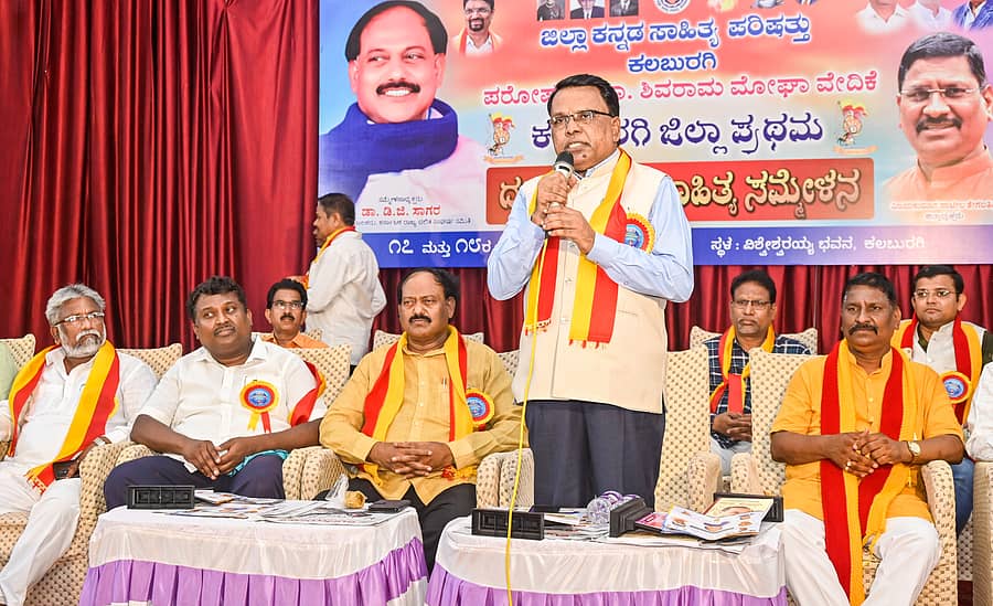 ಕಲಬುರಗಿಯಲ್ಲಿ ಭಾನುವಾರ ನಡೆದ ಜಿಲ್ಲಾ ಪ್ರಥಮ ದಲಿತ ಚಳವಳಿ ಸಾಹಿತ್ಯ ಸಮ್ಮೇಳನದಲ್ಲಿ ಪ್ರೊ. ಎಚ್.ಟಿ.ಪೋತೆ ಮಾತನಾಡಿದರು. ಸಮ್ಮೇಳನದ ಅಧ್ಯಕ್ಷ ಡಿ.ಜಿ.ಸಾಗರ, ಕಸಾಪ ಜಿಲ್ಲಾ ಘಟಕದ ಅಧ್ಯಕ್ಷ ವಿಜಯಕುಮಾರ ಪಾಟೀಲ ತೇಗಲತಿಪ್ಪಿ ಸೇರಿ ಗಣ್ಯರು ಪಾಲ್ಗೊಂಡಿದ್ದರು –ಪ್ರಜಾವಾಣಿ ಚಿತ್ರ