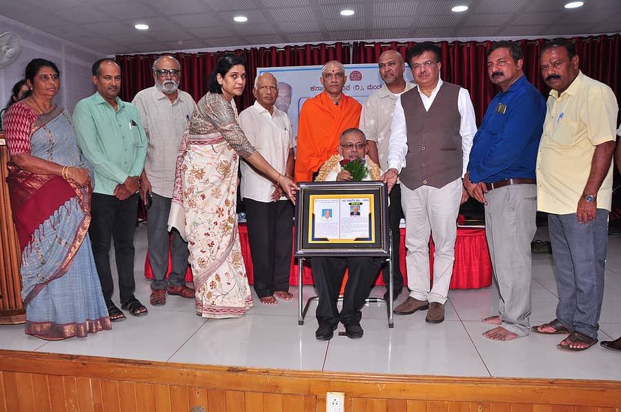 ಕರ್ನಾಟಕ ಸಂಘದ ವತಿಯಿಂದ ಮೊದಲ ಬಾರಿಗೆ ಸ್ಥಾಪಿಸಿರುವ ಹ.ಕ.ರಾಜೇಗೌಡ ಅವರ ಹೆಸರಿನಲ್ಲಿ ಶೇಕ್‌ಅಲಿ ಅವರಿಗೆ ಮರಣೋತ್ತರವಾಗಿ ನೀಡಿದ ಪ್ರಶಸ್ತಿಯನ್ನು ಅವರ ಪುತ್ರ ಝಾಕೀರ್‌ ಹುಸೇನ್‌ ಅವರು ₹25 ಸಾವಿರ ಹಾಗೂ ಫಲಕದೊಡನೆ ಸ್ವೀಕರಿಸಿದರು. ನಿರ್ಮಲಾನಂದನಾಥ ಸ್ವಾಮೀಜಿ, ಜಯರಾಂ ರಾಯಪುರ, ಡಿ.ಕೆ.ರಾಜೇಂದ್ರ, ಪ್ರೊ.ಜಯಪ್ರಕಾಶಗೌಡ, ಲೋಕೇಶ್‌ ಚಂದಗಾಲು ಇತರರಿದ್ದಾರೆ