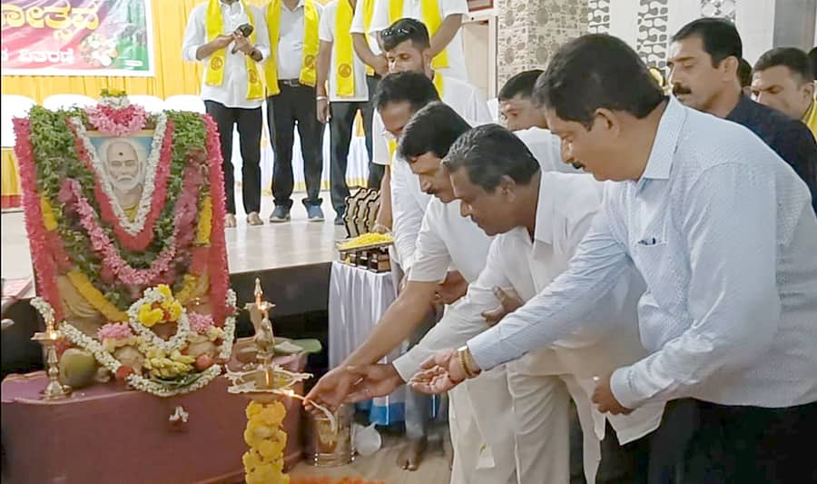 ಸೋಮವಾರಪೇಟೆ ತಾಲ್ಲೂಕು ಶ್ರೀ ನಾರಾಯಣ ಗುರು ಸೇವಾ ಸಮಿತಿ ಮತ್ತು ತುಳುನಾಡು ಬಿಲ್ಲವ ಮಹಿಳಾ ಸಂಘದ ಆಶ್ರಯದಲ್ಲಿ ಭಾನುವಾರ ಸೋಮವಾರಪೇಟೆಯ ಜಾನಕಿ ಕನ್ವೆನ್ಷನ್ ಸಭಾಂಗಣದಲ್ಲಿ ಆಯೋಜಿಸಿದ್ದ 9ನೇ ವರ್ಷದ ಆಟಿ ಸಂಭ್ರಮೋತ್ಸವವನ್ನು ಗಣ್ಯರು ಉದ್ಘಾಟಿಸಿದರು.