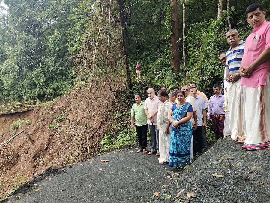 ಯಲ್ಲಾಪುರ ತಾಲ್ಲೂಕು ವಜ್ರಳ್ಳಿಯಿಂದ ಬೀಗಾರ-ಬಾಗಿನಕಟ್ಟಾಕ್ಕೆ ಸಂಪರ್ಕ ಕಲ್ಪಿಸುವ ರಸ್ತೆಯ ಪಕ್ಕ ಭೂಕುಸಿತವಾದ ಪ್ರದೇಶವನ್ನು ಶಾಸಕ ಶಿವರಾಮ ಹೆಬ್ಬಾರ ಪರಿಶೀಲಿಸಿದರು