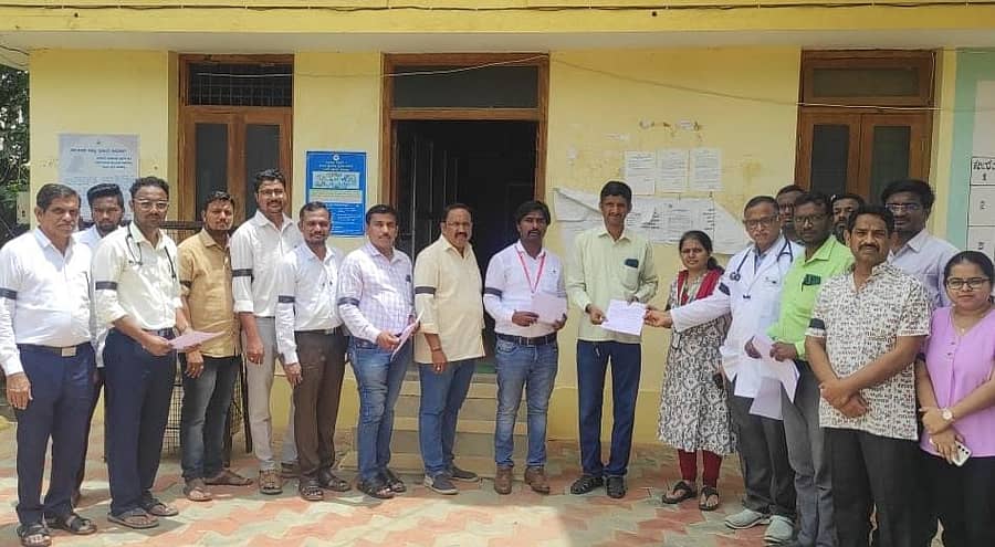 ಕೊಲ್ಕತ್ತಾದಲ್ಲಿ ವೈದ್ಯ ವಿದ್ಯಾರ್ಥಿನಿಯ ಮೇಲೆ ಸಾಮೂಹಿಕ ಅತ್ಯಾಚಾರ ನಡೆಸಿದ ಕೋಲೆ ಮಾಡಿದ ಕೃತ್ಯ ಖಂಡಿಸಿ ಮಸ್ಕಿ ಪಟ್ಟಣದಲ್ಲಿ  ವೈದ್ಯರು ಪ್ರತಿಭಟನೆ ನಡೆಸಿ ಸರ್ಕಾರಕ್ಕೆ ಮನವಿ ಸಲ್ಲಿಸಿದರು