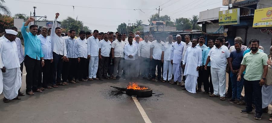ರಾಜ್ಯಪಾಲರ ನಡೆ ಖಂಡಿಸಿ ಮಹಾಲಿಂಗಪುರ ಸಮೀಪದ ಸೈದಾಪುರ ಕ್ರಾಸ್ ನಲ್ಲಿ ಕಾಂಗ್ರೆಸ್ ಮುಖಂಡರು, ಕಾರ್ಯಕರ್ತರು ಪ್ರತಿಭಟನೆ ನಡೆಸಿದರು. 