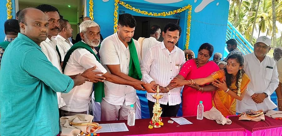 ಮೇಲುಕೋಟೆ ಹೋಬಳಿ ಕುಪ್ಪಳ್ಳಿ–ಜಿ.ಶೆಟ್ಟಹಳ್ಳಿ ವೃತ್ತದ ಹಾಲು ಉತ್ಪಾದಕರ ಮಹಿಳಾ ಸಹಕಾರ ಸಂಘದ ನೂತನ ಕಟ್ಟಡ ಉದ್ಪಾನೆಯನ್ನು ಶಾಸಕ ದರ್ಶನ್ ಪುಟ್ಟಣ್ನಯ್ಯ ಮಾಡಿದರು. ಮನ್ಮುಲ್ ನಿರ್ದೇಶಕ ಕಾಡೇನಹಳ್ಳಿ ರಾಮಚಂದ್ರು ಇದ್ದಾರೆ.