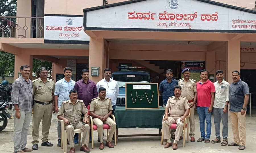 ಅಂತರ ರಾಜ್ಯ ಕಳ್ಳನಿಂದ ವಶ ಪಡಿಸಿಕೊಂಡು ಹಣ ಮತ್ತು ಚಿನ್ನಾಭರಣ ಸಮೇತ ಮಂಡ್ಯ ಪೂರ್ವ ಪೊಲೀಸರು