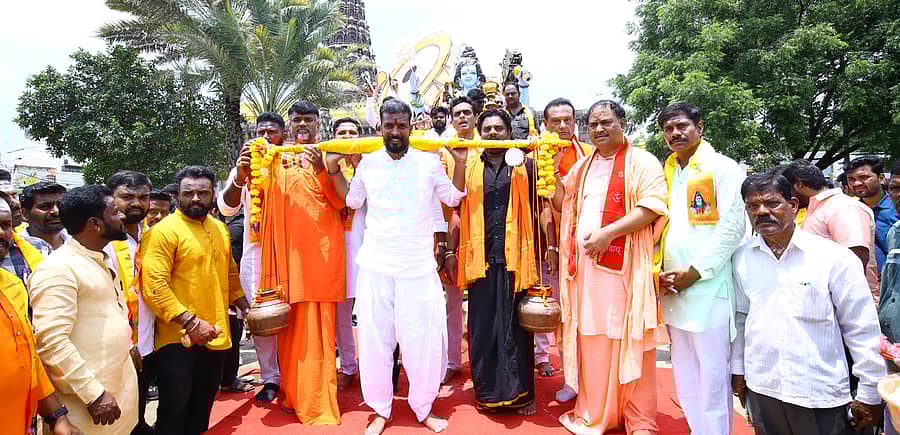 ಕಲಬುರಗಿಯಲ್ಲಿ ಭಾನುವಾರ ಗಂಗಾ ಜಲಾಭಿಷೇಕದ ಕಾವಡ್ ಯಾತ್ರೆ ಜರುಗಿತು