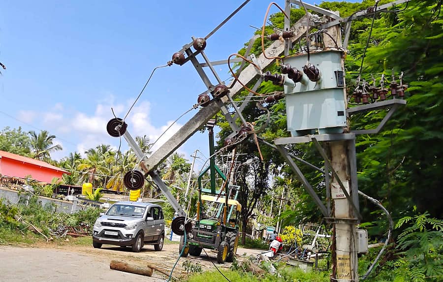 ಮೇಲನಹಳ್ಳಿ ಬಳಿ ಮುರಿದು ಬಿದ್ದಿರುವ ವಿದ್ಯುತ್ ಪರಿವರ್ತಕ