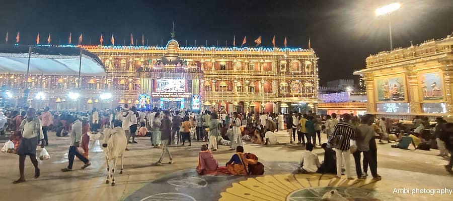 ಮಂತ್ರಾಲಯದ ರಾಘವೇಂದ್ರ ಸ್ವಾಮಿಗಳ ಮಠ ವಿದ್ಯುತ್ ದೀಪಗಳಿಂದ ಝಗಮಗಿಸುತ್ತಿದೆ