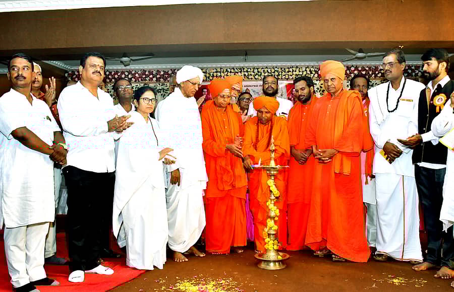 ಬಸವಕಲ್ಯಾಣದಲ್ಲಿ ಭಾನುವಾರ ನಡೆದ ಶರಣ ಹಡಪದ ಅಪ್ಪಣ್ಣನವರ ಜಯಂತಿ ಕಾರ್ಯಕ್ರಮದಲ್ಲಿ ತಂಗಡಗಿ ಅನ್ನದಾನಿ ಭಾರತಿ ಸ್ವಾಮೀಜಿ ದೀಪ ಬೆಳಗಿಸಿದರು. ಭಾಲ್ಕಿ ಬಸವಲಿಂಗ ಪಟ್ಟದ್ದೇವರು, ಬೆಲ್ದಾಳ ಸಿದ್ದರಾಮ ಶರಣರು, ಈರಣ್ಣ ಸಣ್ಣೂರು ಇದ್ದರು