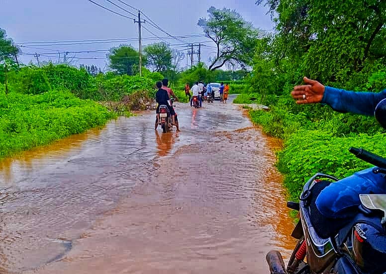 ಭಾನುವಾರ ಸುರಿ ಮಳೆಯಿಂದ ಹುಲಸೂರ ಕೊಂಗಳಿ ಗ್ರಾಮದಿಂದ ಮೆಹಕರ ಗ್ರಾಮಕ್ಕೆ ಕಲ್ಪಿಸುವ ಕಿರು ಸೇತುವೆ ಜಲಾವೃತವಾಗಿರುವುದು