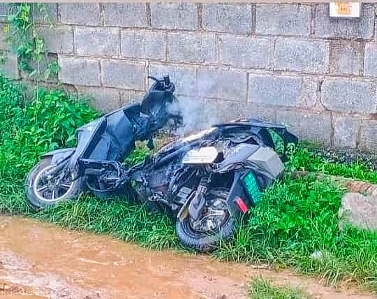 ಮಾಗಡಿ ಕಲ್ಯಾಗೇಟ್ ಸಮೀಪದ ಲಕ್ಷ್ಮಿ ನರಸಿಂಹ ಅವರಿಗೆ ಸೇರಿದ ಎಲೆಕ್ಟ್ರಿಕ್ ಬೈಕ್ಗೆ ಬೆಂಕಿಗೆ ಹೊತ್ತಿಕೊಂಡಿರುವುದು