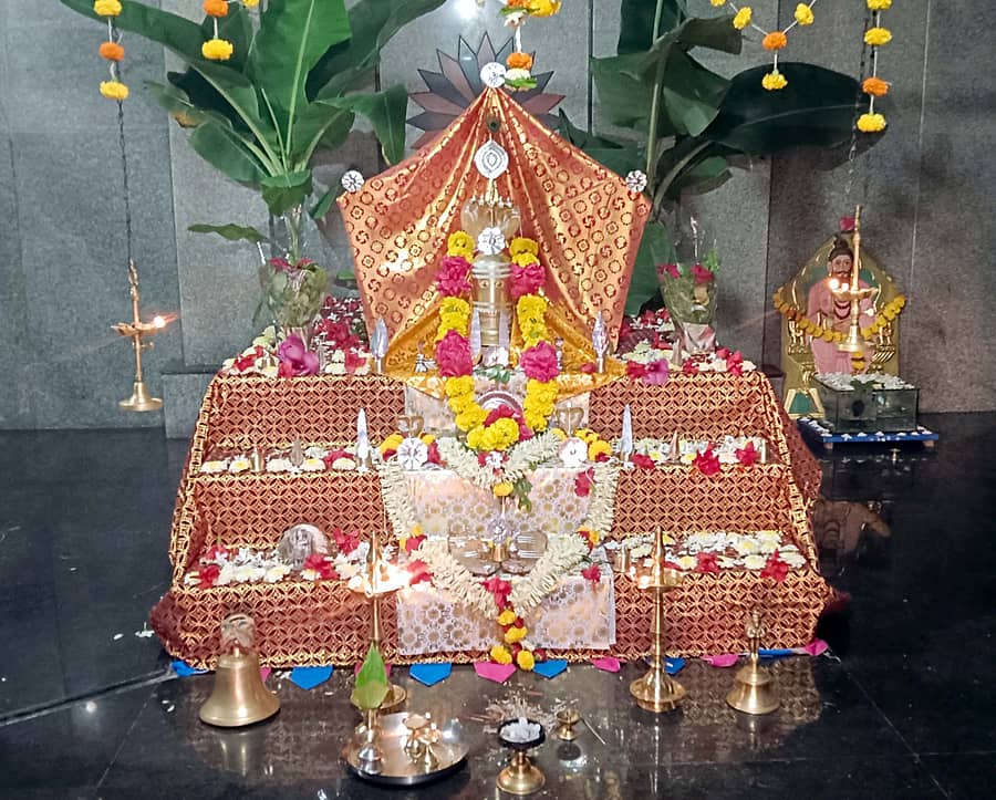 ತೇರದಾಳದ ಕಿಲ್ಲಾಭಾಗದಲ್ಲಿದರುವ ಅಲ್ಲಮಪ್ರಭು ದೇವರ ಮೂಲಗದ್ದುಗೆಯ ಜಾತ್ರೆಯ ಅಂಗವಾಗಿ ಸೋಮವಾರ ಗದ್ದುಗೆಯನ್ನು ಅಲಂಕರಿಸಲಾಗಿತ್ತು