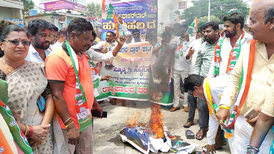 ಕೊರಟಗೆರೆಯಲ್ಲಿ ಕಾಂಗ್ರೆಸ್ ಕಾರ್ಯಕರ್ತರು ಬಿಜೆಪಿ ಪ್ರಮುಖ ನಾಯಕರ ಪ್ಲೆಕ್ಸ್ ಗಳಿಗೆ ಬೆಂಕಿ ಹಚ್ಚಿ ಆಕ್ರೋಶ ವ್ಯಕ್ತಪಡಿಸಿದರು