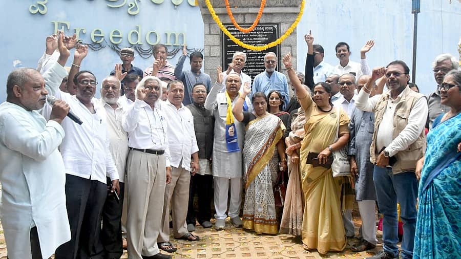 ರಾಜ್ಯಪಾಲರ ಕ್ರಮ ಖಂಡಿಸಿ, ಪ್ರಜಾಪ್ರಭುತ್ವಕ್ಕಾಗಿ ನಾವು-ಸಮಾನ ಮನಸ್ಕರು’ ಸಂಘಟನೆ ನೇತೃತ್ವದಲ್ಲಿ ಬೆಂಗಳೂರಿನ ಸ್ವಾತಂತ್ರ್ಯ ಉದ್ಯಾನದಲ್ಲಿ ಸಾಹಿತಿಗಳು, ರಂಗಕರ್ಮಿಗಳು, ಸಾಮಾಜಿಕ ಕಾರ್ಯಕರ್ತರ ನೇತೃತ್ವದಲ್ಲಿ ಸೋಮವಾರ ಪ್ರತಿಭಟನೆ ನಡೆಯಿತು