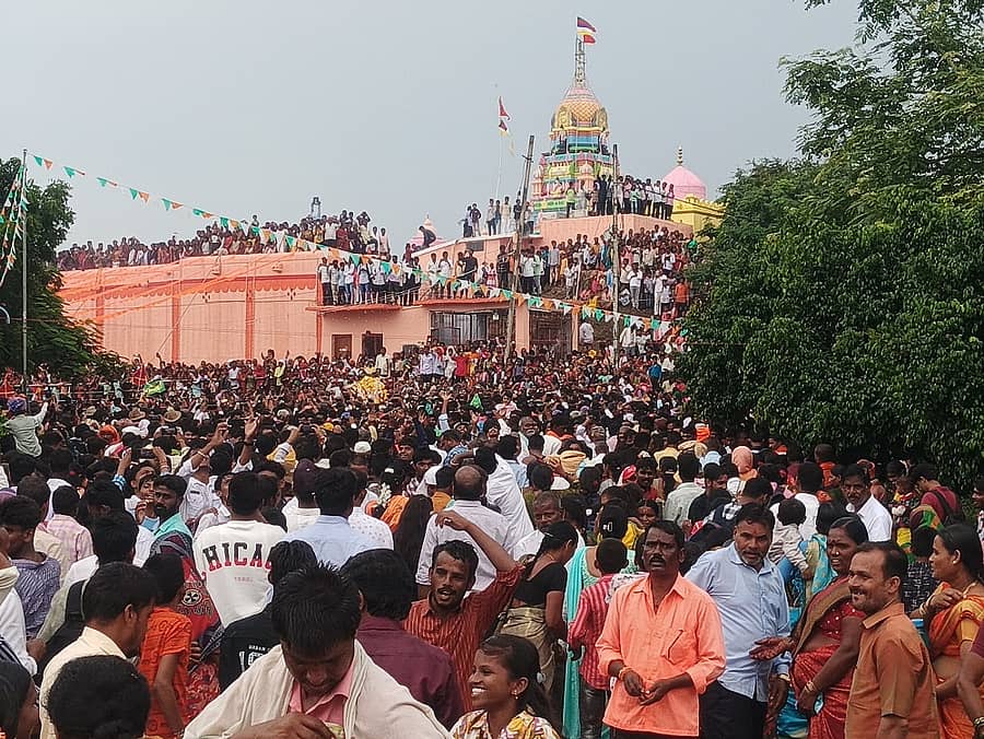 ಕಾಳಗಿ ತಾಲ್ಲೂಕಿನ ಶ್ರೀಕ್ಷೇತ್ರ ರೇವಗ್ಗಿ (ರಟಕಲ್) ಗುಡ್ಡದಲ್ಲಿ ಸೋಮವಾರ ಸಂಜೆ ಬೆಳ್ಳಿಪಲ್ಲಕ್ಕಿ ಉತ್ಸವ ವಿಜೃಂಭಣೆಯಿಂದ ಜರುಗಿತು
