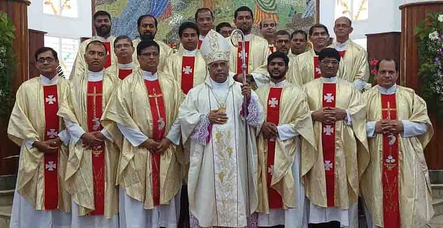 ಹಿರಿಯೂರಿನ ಮೇರಿ ಮಾತೆ ದೇವಾಲಯದ ಅದ್ದೂರಿ ಜಾತ್ರಾ ಮಹೋತ್ಸವವನ್ನು ಸೋಮವಾರ ಶಿವಮೊಗ್ಗದ ಕ್ಯಾಥೊಲಿಕ್ ಚರ್ಚ್ನ ಧರ್ಮಾಧಿಕಾರಿ ಫ್ರಾನ್ಸಿಸ್ ಸೆರಾವೊ ನಡೆಸಿಕೊಟ್ಟರು