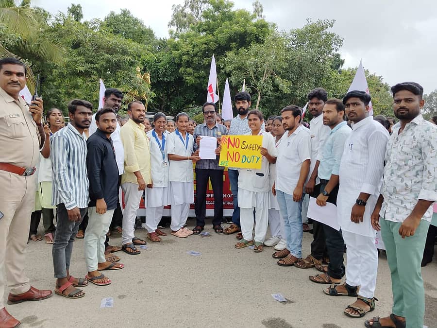 ಕೋಲ್ಕತ್ತಾ ವೈದ್ಯಕೀಯ ಕಾಲೇಜಿನ ವಿದ್ಯಾರ್ಥಿನಿ ಬಿಹಾರದ ಮುಜಾಫರ್ಪುರ ಜಿಲ್ಲೆಯಲ್ಲಿ 14 ವರ್ಷದ ದಲಿತ ಬಾಲಕಿ ಮೇಲೆ ನಡೆದ ಸಾಮೂಹಿಕ ಅತ್ಯಾಚಾರ ಖಂಡಿಸಿ ಸೋಮ ವಾರ ಎಸ್ಎಫ್ಐ ಸಂಘಟನೆ ನೇತೃತ್ವದಲ್ಲಿ ವಿದ್ಯಾರ್ಥಿಗ ಳು ನಗರದ ಕೃಷ್ಣದೇವರಾಯ ವೃತ್ತದಲ್ಲಿ ಪ್ರತಿಭಟನೆ ನಡೆಸಿ ದರು.