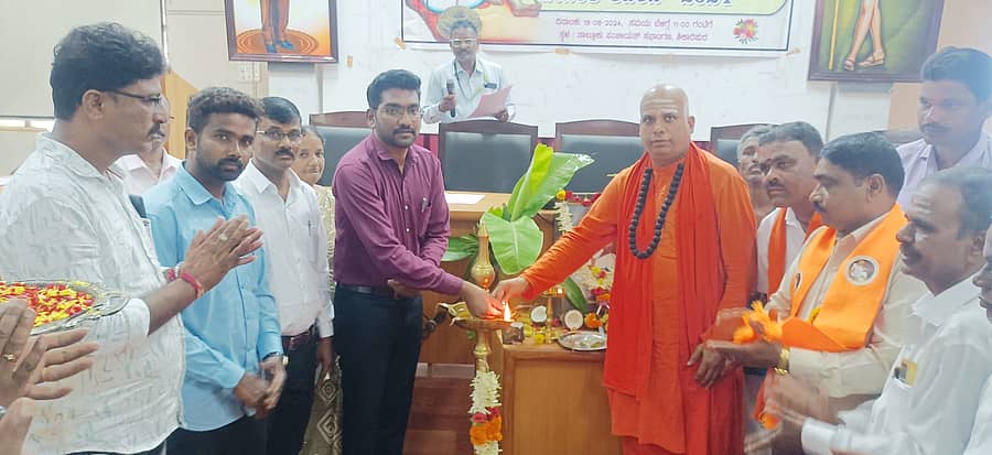 ಶಿಕಾರಿಪುರದ ತಾಲ್ಲೂಕು ಪಂಚಾಯಿತಿ ಸಭಾಂಗಣದಲ್ಲಿ ಸೋಮವಾರ ತಾಲ್ಲೂಕು ಆಡಳಿತ ಆಯೋಜಿಸಿದ್ದ ನುಲಿಯ ಚಂದಯ್ಯ ಜಯಂತಿ ಕಾರ್ಯಕ್ರಮವನ್ನು ಗ್ರೇಡ್ 2 ತಹಶೀಲ್ದಾರ್ ರಂಜಿತ್ ಉದ್ಘಾಟಿಸಿದರು. ವಿರಕ್ತಮಠದ ಪೀಠಾಧ್ಯಕ್ಷ ಚನ್ನಬಸವ ಸ್ವಾಮೀಜಿ ಇದ್ದರು.