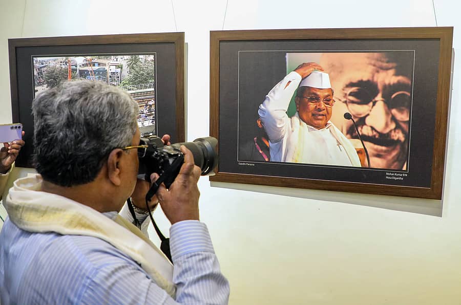 <div class="paragraphs"><p>ಪತ್ರಿಕಾ ಛಾಯಾಗ್ರಾಹಕರ ಸಂಘ ಏರ್ಪಡಿಸಿದ್ದ ಛಾಯಾಚಿತ್ರ ಪ್ರದರ್ಶನ ಉದ್ಘಾಟಿಸಿದ ಮುಖ್ಯಮಂತ್ರಿ ಸಿದ್ದರಾಮಯ್ಯ ಅವರು, ತಮ್ಮ ಛಾಯಾಚಿತ್ರವನ್ನು ಕ್ಲಿಕ್ಕಿಸಿದರು.</p></div>