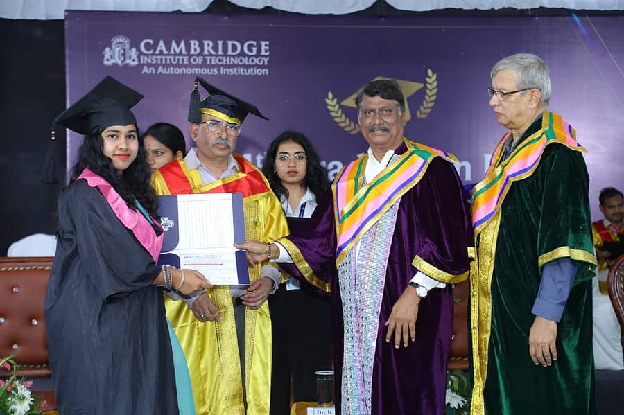 ಬೆಳಗಾವಿ ವಿಶ್ವೇಶ್ವರಯ್ಯ ತಾಂತ್ರಿಕ ವಿಶ್ವವಿದ್ಯಾಲಯ ಕುಲಪತಿ ಡಾ.ಎಸ್.ವಿದ್ಯಾಶಂಕರ್ ಅವರು ವಿದ್ಯಾರ್ಥಿಗಳಿಗೆ ಪದವಿ ಪ್ರದಾನ ಮಾಡಿದರು.