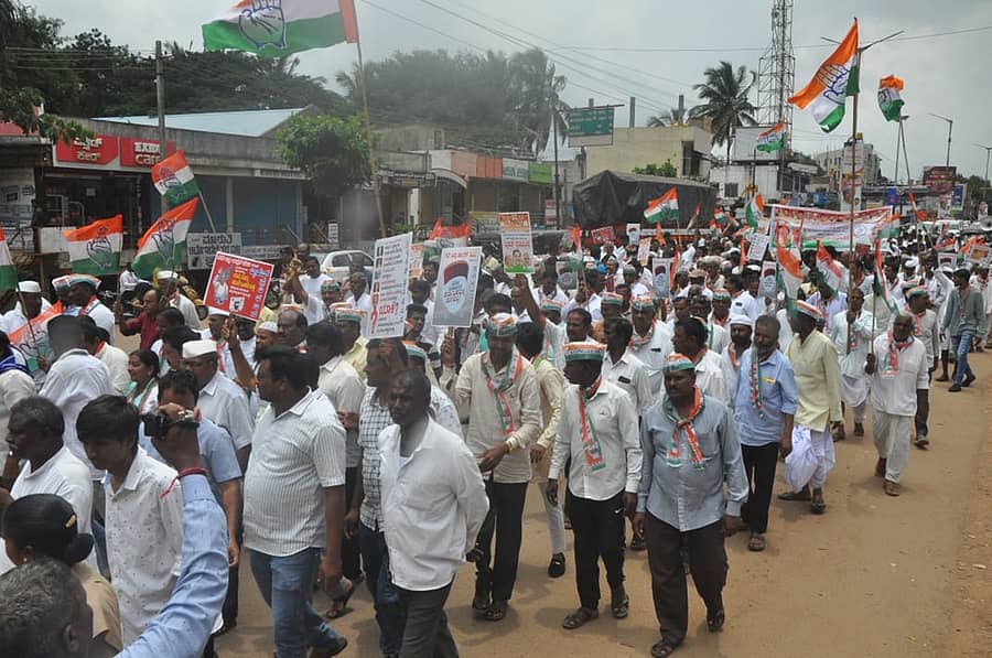 ರಾಜ್ಯಪಾಲರ ನಿರ್ಣಯ ಖಂಡಿಸಿ ಗದಗ ನಗರದಲ್ಲಿ ಜಿಲ್ಲಾ ಕಾಂಗ್ರೆಸ್ ಸಮಿತಿಯಿಂದ ಸೋಮವಾರ ಬೃಹತ್ ಪ್ರತಿಭಟನೆ ನಡೆಸಲಾಯಿತು