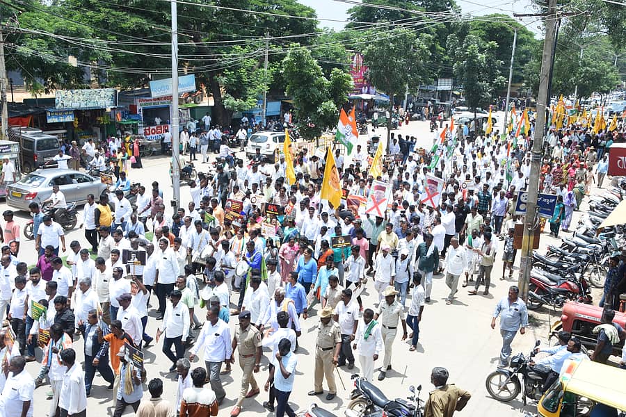 ಚಿಕ್ಕಬಳ್ಳಾಪುರದಲ್ಲಿ ರಾಜ್ಯಪಾಲರ ವಿರುದ್ಧ ಪ್ರತಿಭಟಿಸಿದ ಕಾಂಗ್ರೆಸ್ ಕಾರ್ಯಕರ್ತರು