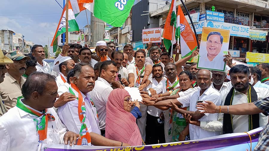 ತಿಪಟೂರು ನಗರಸಭಾ ವೃತ್ತದ ಬಳಿ ಶಾಸಕ ಕೆ.ಷಡಕ್ಷರಿ ನೇತೃತ್ವದಲ್ಲಿ ಪ್ರತಿಭಟನೆ ನೆಡಸಿ ತಹಶೀಲ್ದಾರ್ಗೆ ಮನವಿ ಪತ್ರ ಸಲ್ಲಿಸಿದ ಕಾಂಗ್ರೆಸ್ ಕಾರ್ಯಕರ್ತರು