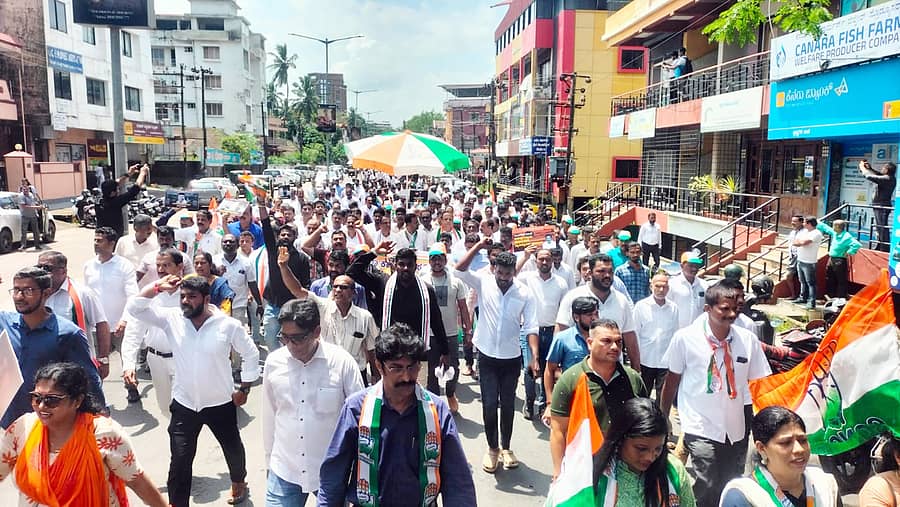 ಉಡುಪಿಯ ಬ್ರಹ್ಮಗಿರಿ ವೃತ್ತದ ಬಳಿ ಕಾಂಗ್ರೆಸ್ ಕಾರ್ಯಕರ್ತರು ಸೋಮವಾರ ಪ್ರತಿಭಟನೆ ನಡೆಸಿದರು