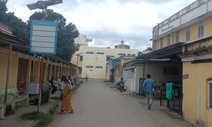 ಕೆ.ಆರ್‌. ಆಸ್ಪತ್ರೆಯ ವೈದ್ಯಕೀಯ ದಾಖಲೆಗಳ ವಿಭಾಗದ ಮುಂಭಾಗವಿರುವ ಸೂಚನಾ ಫಲಕದಲ್ಲಿನ ಅಕ್ಷರಗಳು ಮಾಸಿ ಹೋಗಿರುವುದು