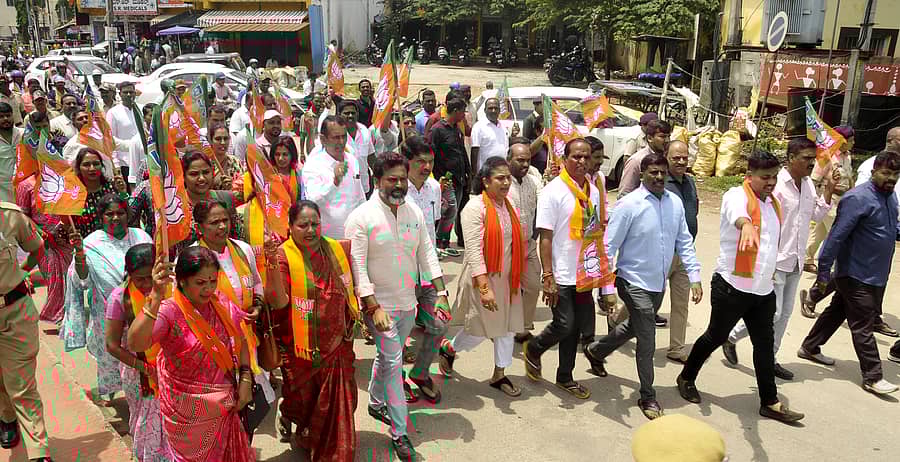 ಚಿಕ್ಕಮಗಳೂರಿನ ಆಜಾದ್ ಪಾರ್ಕ್ ವೃತ್ತದಲ್ಲಿ ಬಿಜೆಪಿ ಕಾರ್ಯಕರ್ತರು ಪ್ರತಿಭಟನೆ ನಡೆಸಿದರು