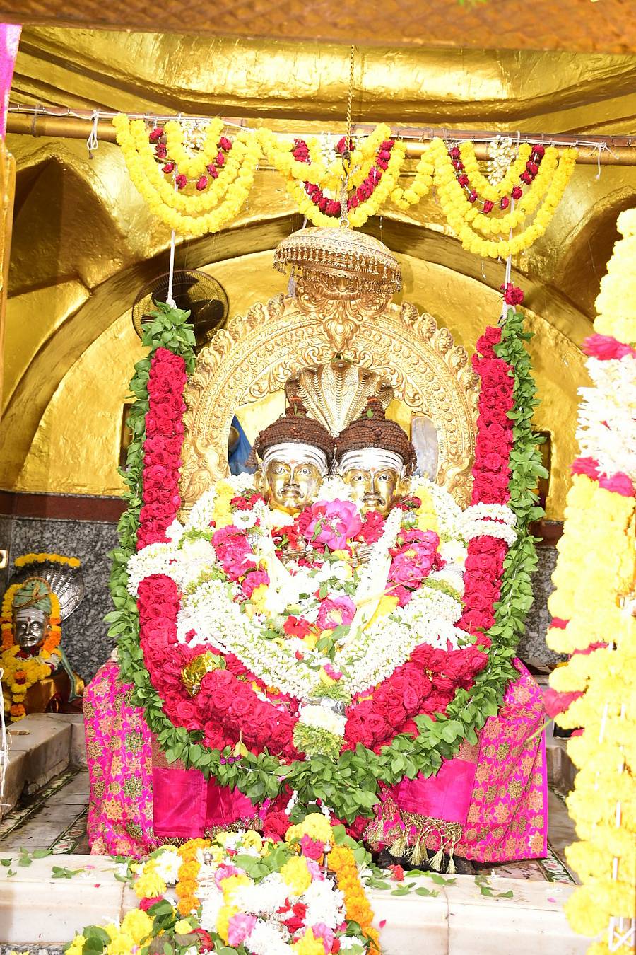 ಶ್ರಾವಣ ಮಾಸದ 3ನೇ ಸೋಮವಾರ ಅಂಗವಾಗಿ ಕಲಬುರಗಿ ಶರಣಬಸವೇಶ್ವರರ ಗದ್ದುಗೆಗೆ ವಿಶೇಷ ಅಲಂಕಾರ ಮಾಡಲಾಗಿತ್ತು